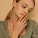 18K Solid Gold Garnet Chain Ring - Image 3