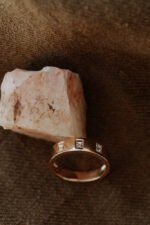 Three Baguette Natural Diamond Hammer Set Wide Band 18kt - Image 5