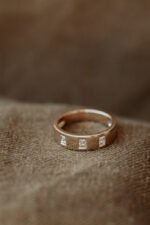 Three Baguette Natural Diamond Hammer Set Wide Band 18kt - Image 8