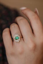 18K Solid Gold The Ray .89 ct Oval Emerald Ring - Image 2