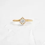 螺紋光環戒指，0.32克拉橢圓形切割鑽石