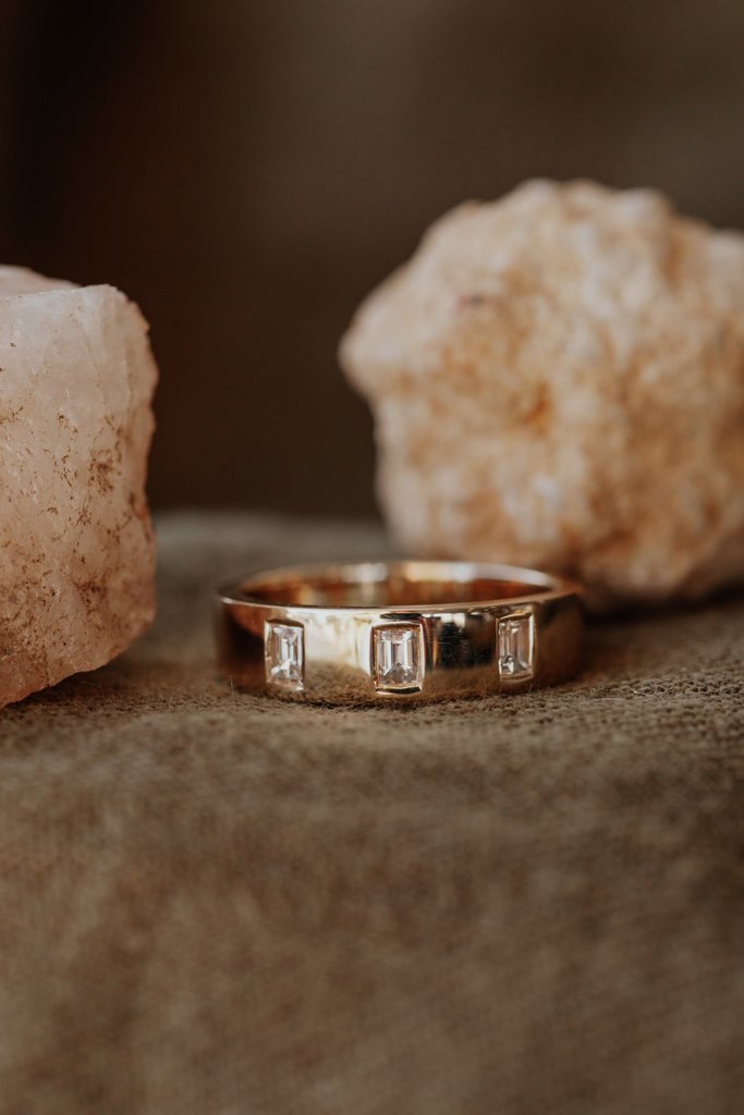 400548_85fa04eee2074d45ba35b98fb25f89f9mv2.jpg Three Baguette Natural Diamond Hammer Set Wide Band 18kt - Image 1