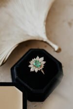 18K Solid Gold The Ray .89 ct Oval Emerald Ring - Image 3