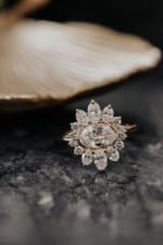 The Ray 1.11 克拉橢圓形莫桑石鑽石戒指，14K 黃金