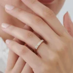 14K 純金垂直長方形鑽石和圓形鑽石結婚戒指