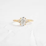 14k 純金橢圓形切割莫桑石鑽石戒指