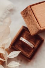 交替長方形鑽石和雙圓形鑽石戒指