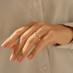 槽鑲天然鑽石旁路戒指：優雅的18k金女士結婚戒指